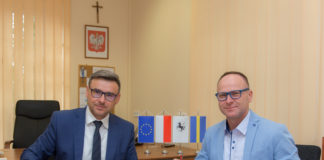 Podpisanie umowy na centra przesiadkowe